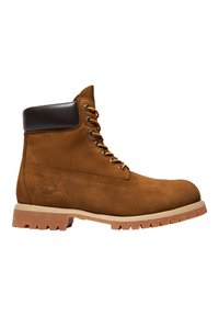 Stivale in pelle marrone con lacci e collare imbottito nero, suola beige e battistrada robusto, vista laterale su sfondo bianco.