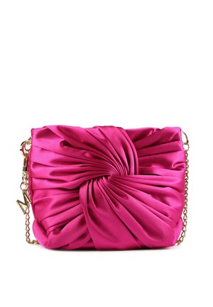 Bolso de mano de satén fucsia con un diseño de pliegue torcido, que presenta una cadena dorada y un acento de hardware de firma.