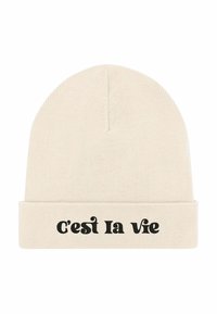 Cappellino lavorato a maglia in morbido colore crema con risvolto arrotolato. Testo nero "C'est la vie" sul davanti. Design semplice con texture liscia.