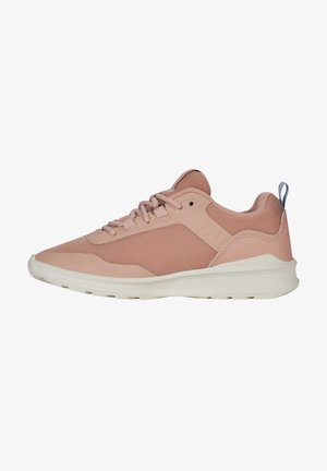 Zapatillas deportivas de color rosa claro con parte superior de malla, detalles de cuero suave, entresuela blanca y una tira azul en el talón.