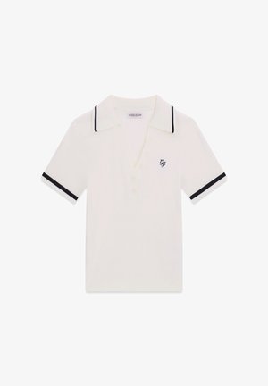 Polo blanc à manches courtes avec bordure noire sur le col et les bords des manches, petit logo brodé noir sur la poitrine gauche.