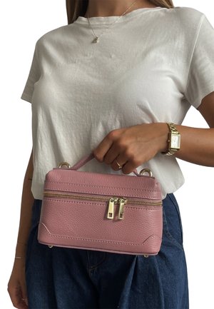 Lyserød læderhåndtaske med struktureret rektangulært design, topgreb, dobbelte lynlåse og detaljer i guldmetal. Tekstureret overflade.