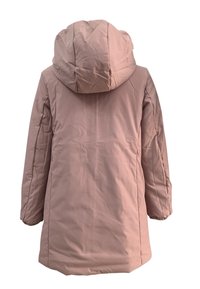 Jasnoróżowy, ocieplany płaszcz damski z dużym kapturem, długimi rękawami i prostym krojem, charakteryzujący się gładką, matową fakturą.