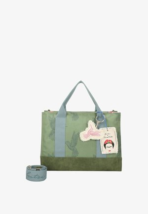 Borsa tote in canvas verde con motivo di colibrì, tracolle blu e fondo in suede verde. Include un portachiavi con dettaglio di un uccellino rosa e un'etichetta.