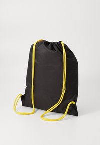 Zaino a corda nero realizzato in nylon, con cordini gialli per la chiusura. Design semplice e leggero, adatto per uso casual.