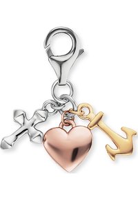 Silberner Karabinerhaken-Anhänger mit einem silbernen Kreuz, einem roségoldenen Herzen und einem goldenen Anker, jeder mit glatten Texturen und ausgeprägten Formen.