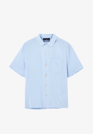 Lichtblauw kortemouwen shirt met dunne verticale strepen, klassieke kraag, knoopsluiting aan de voorkant en een borstzak. Katoenen stof met een zachte textuur.