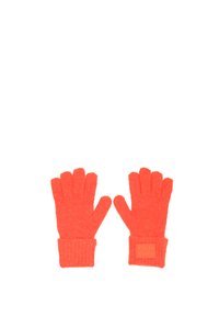 Rote Strickhandschuhe mit gerippten Bündchen, die über fünf Finger und eine strukturierte Oberfläche verfügen. Ein Patch mit dem Markennamen ist am Handgelenk sichtbar.