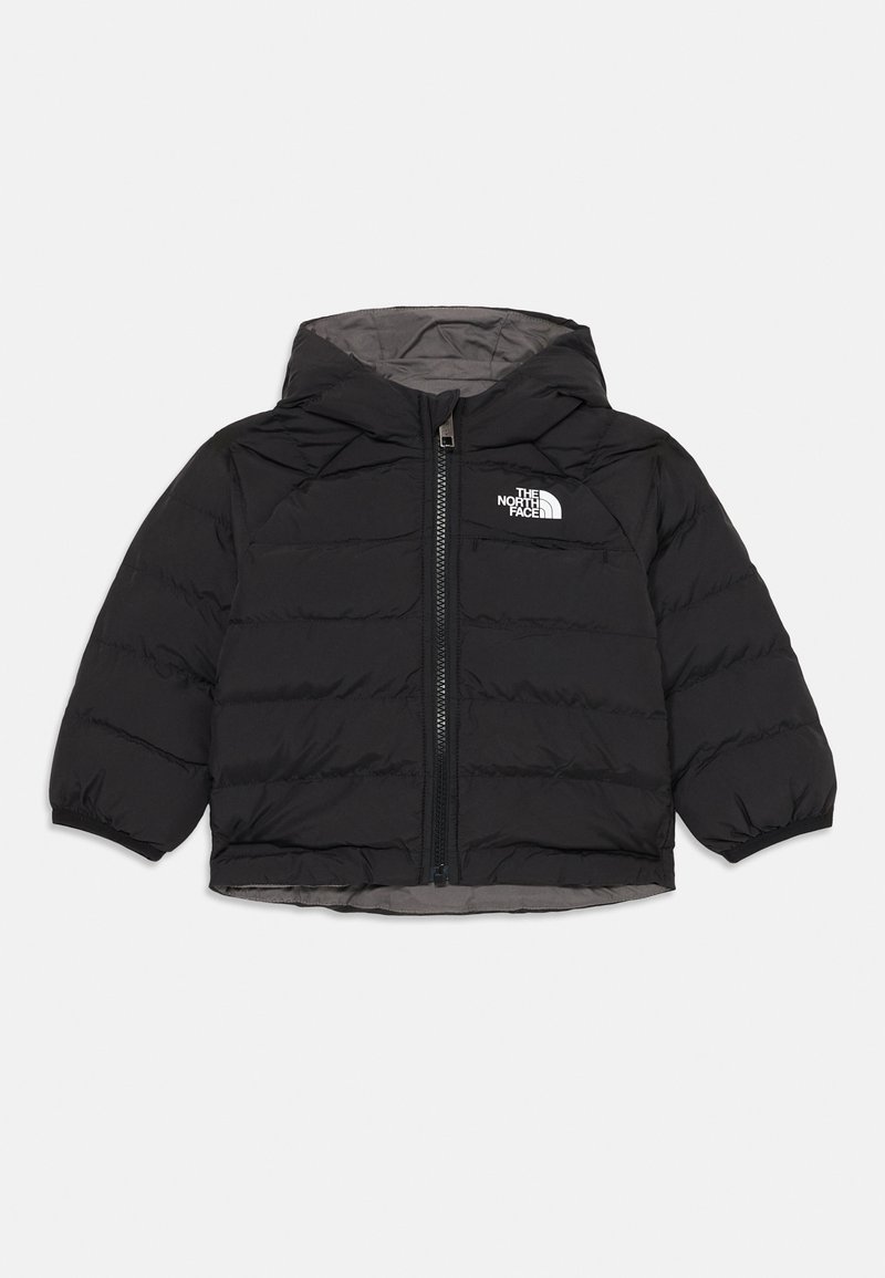 Casaco puffer preto com capuz, apresentando um fecho de correr completo e punhos elásticos. Tecido leve com design acolchoado. Logótipo no peito esquerdo.