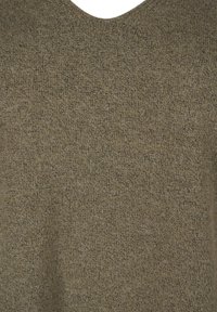 Olivengroene gebreide trui met een V-halsontwerp, textuurstof en subtiele variaties in kleur en patroon over het oppervlak.