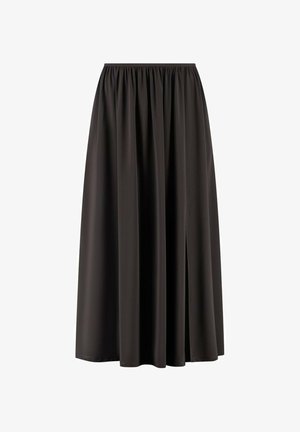 Zwarte, lange rok met een geplooide elastische tailleband en een subtiele zijslit op een witte achtergrond.