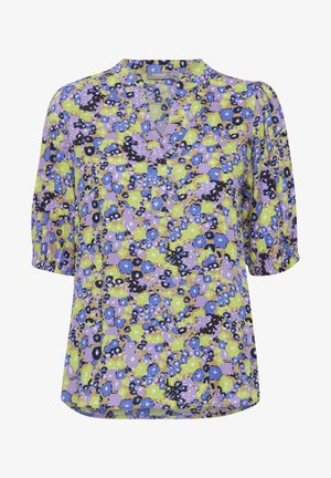 Bloes met bloemenprint, v-hals en halve mouwen. De stof heeft paarse, groene en blauwe bloemen met zwarte accenten op een lichte achtergrond.