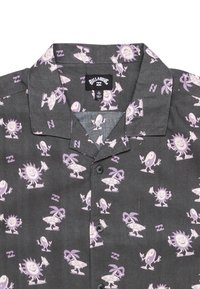 Korte mouw shirt van lichtgewicht stof, met een donkergrijze achtergrond en herhaalde paarse cartoonfiguren en palmbomen.