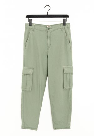 Pantalones cargo verde claro con dos bolsillos laterales, dos bolsillos cargo y trabillas para cinturón. Confeccionados en tela suave y duradera con un ajuste relajado.
