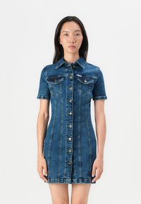Robe en denim à manches courtes, design ajusté, couleur bleu clair, fermeture à boutons à l'avant, deux poches poitrine et détails de surpiqûres.