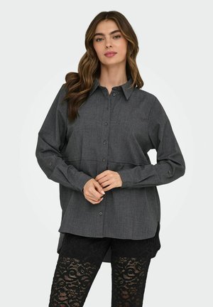 Grijs button-up shirt van textuurstof, met een kraag en lange mouwen, gecombineerd met zwarte leggings met een kantpatroon.
