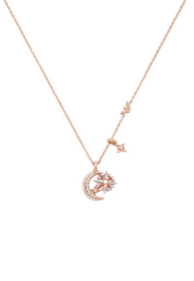 Collar de oro rosa con una luna creciente, un sol con cristales y un pequeño charm de estrella, todo sobre una delicada cadena.
