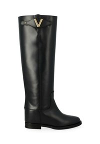 Bottes en cuir noir jusqu'au genou avec une finition lisse, arborant un emblème doré en forme de V en haut et une semelle plate pour plus de stabilité.