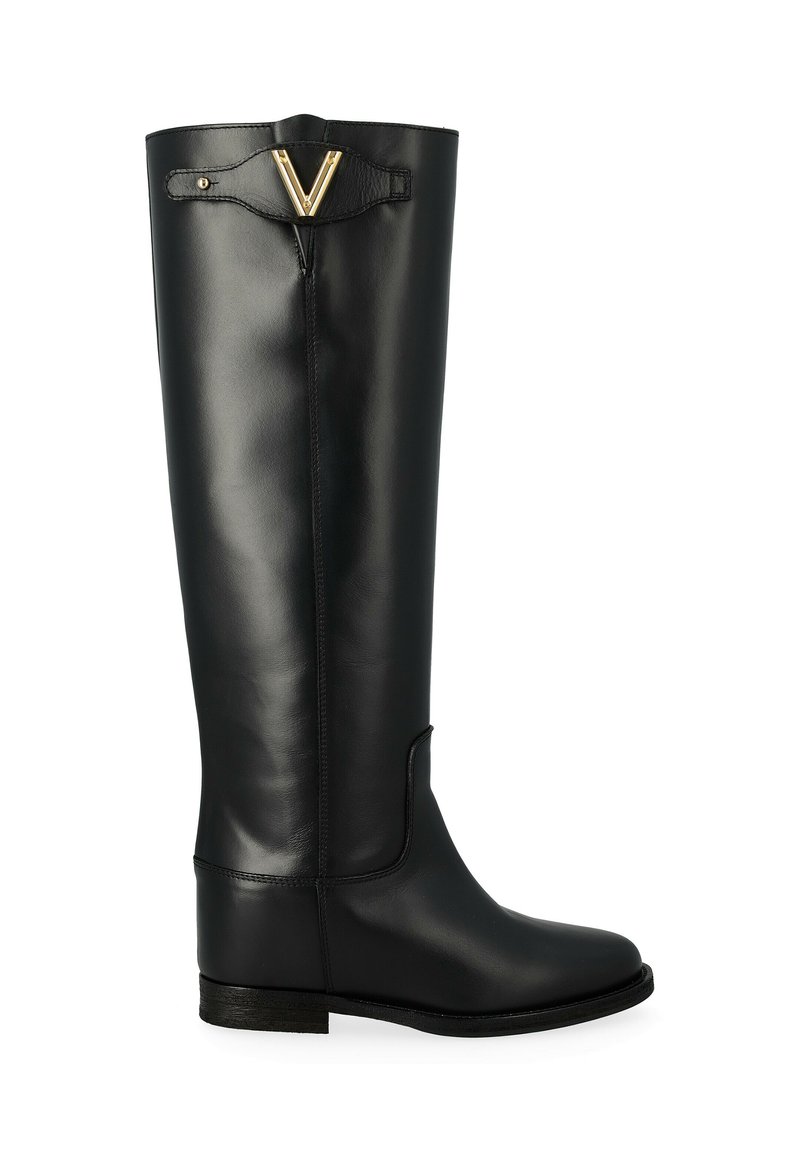 Bottes en cuir noir jusqu'au genou avec une finition lisse, arborant un emblème doré en forme de V en haut et une semelle plate pour plus de stabilité.