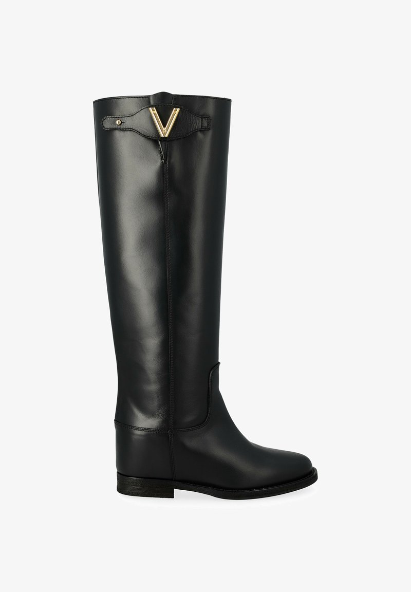 Bottes en cuir noir jusqu'au genou avec une finition lisse, arborant un emblème doré en forme de V en haut et une semelle plate pour plus de stabilité.