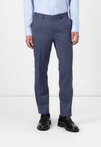 Pielāgotas zilas bikses ar smalku ražu rakstu, ar plakanu priekšpusi, sānu kabatām un šauru fit dizainu. Strukturēta auduma apdare.