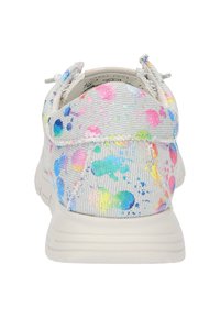 Baskets légères en toile, avec une base blanche et des motifs éclaboussés multicolores. Design lisse et arrondi avec une semelle flexible.