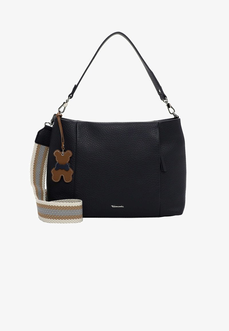 Sort lædertaske med tekstureret finish, justerbar rem med beige og grå striber samt et brun bjørneformet vedhæng.