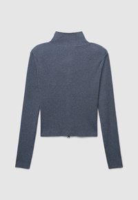 Maglione a coste blu scuro con colletto alto e maniche lunghe, caratterizzato da un orlo corto e dettagli di cucitura minimi.