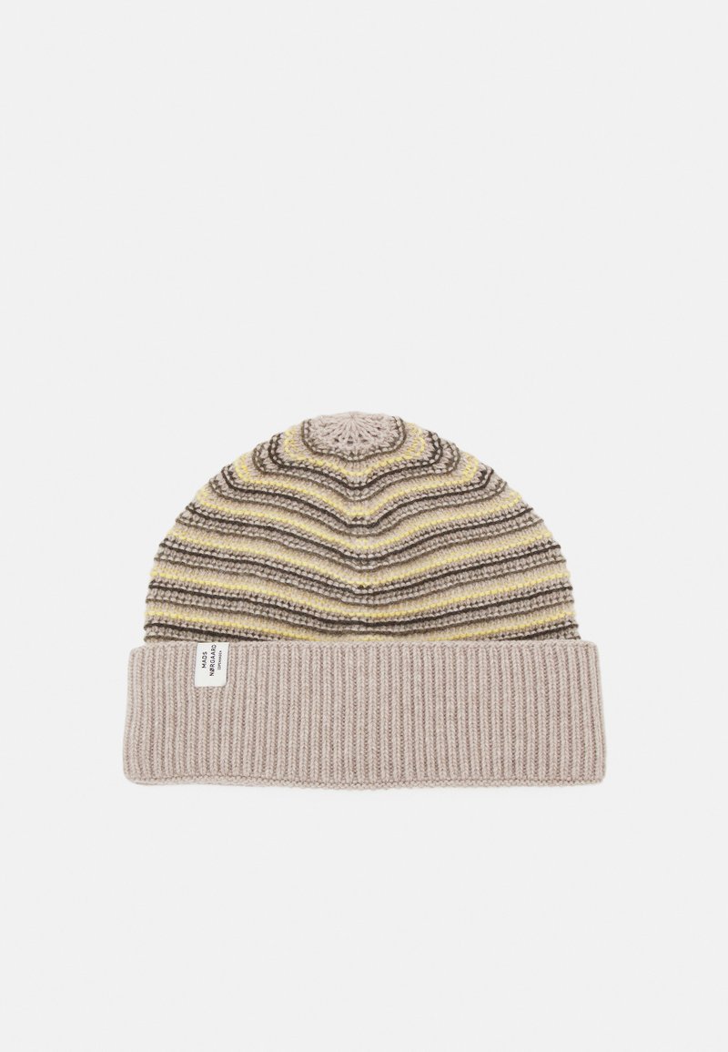 Strickmütze mit gestreiftem Muster in Beige, Gelb und Braun. Verfügt über einen gerippten Bund und eine strukturierte Krone. Etikett seitlich sichtbar.