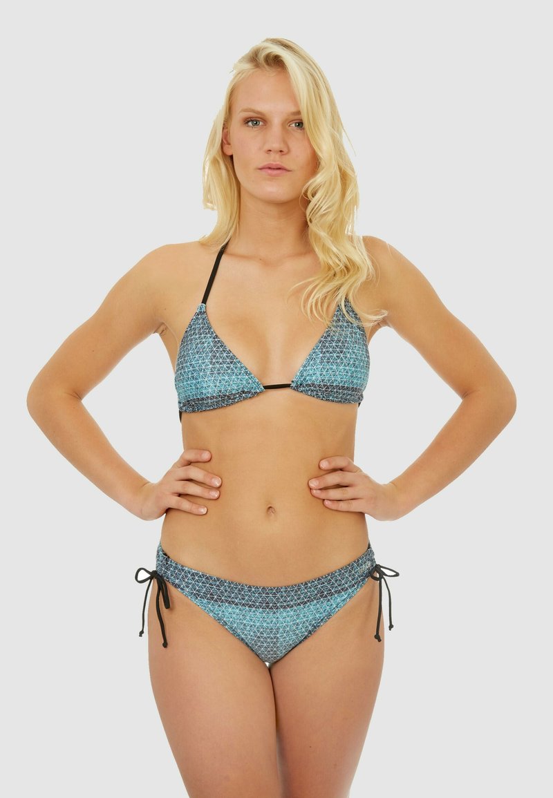 Ensemble de bikini comprenant un haut triangulaire et un bas à nouer sur les côtés, fabriqué en tissu bleu avec un design géométrique et des accents noirs.