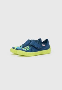 Pantofi albastru denim, fără șireturi, cu talpă din cauciuc verde neon. Prevăzuți cu o curea cu scai și un design tropical brodat pe vârf.