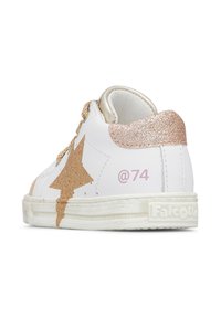 Sneaker bianca per bambini con accenti di glitter dorato, grande design di stella dorata, testo rosa '@74' e suola bianca testurizzata. Marchio Falcotto sul tallone.