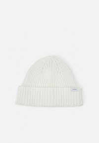 Gorro de malha branco com punho canelado, apresentando um padrão texturizado e um pequeno rótulo de lado. Material macio e quente.