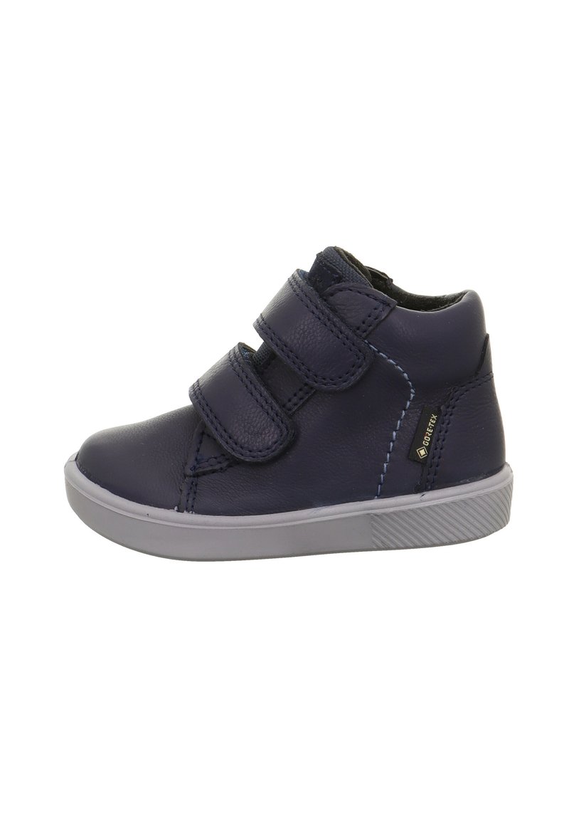 Scarpa alta in pelle blu navy con due cinturini in velcro, suola in gomma grigia e dettagli testurizzati sul bordo esterno. Etichetta impermeabile GORE-TEX.