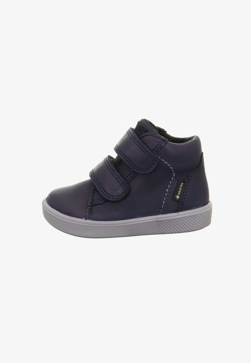 Scarpa alta in pelle blu navy con due cinturini in velcro, suola in gomma grigia e dettagli testurizzati sul bordo esterno. Etichetta impermeabile GORE-TEX.