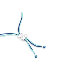 Collana intrecciata regolabile con cordini blu e acquamarina, arricchita da accenti in tono argento e un dettaglio decorativo centrale a forma di nodo.