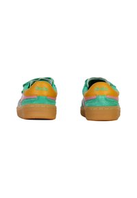 Zapatillas multicolor de Gola con parte superior verde, acentos en rosa y naranja, y suela de goma color beige. El logo es visible en el talón.