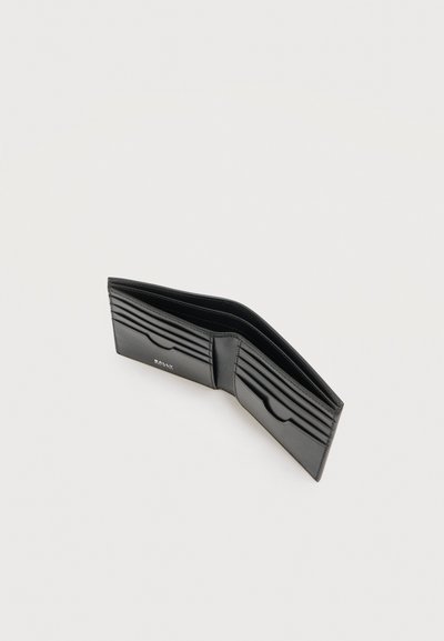 Portefeuille bifold en cuir noir avec plusieurs emplacements pour cartes et un compartiment pour billets, présenté ouvert sur un fond blanc uni.