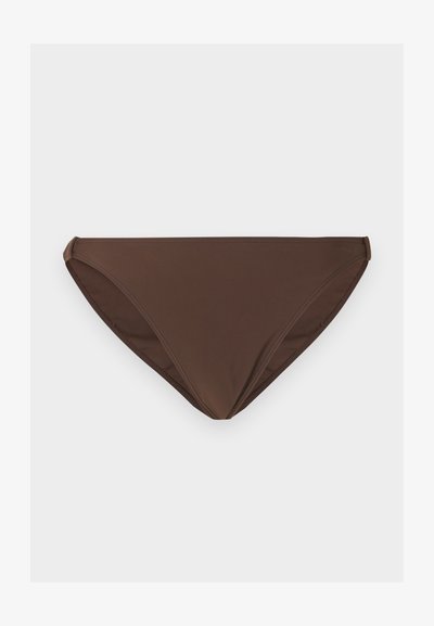 Καφέ γυναικείο μαγιό κάτω μέρος με απλό, λείο σχέδιο και μεσαία μέση, εμφανίζεται επίπεδο σε λευκό φόντο.