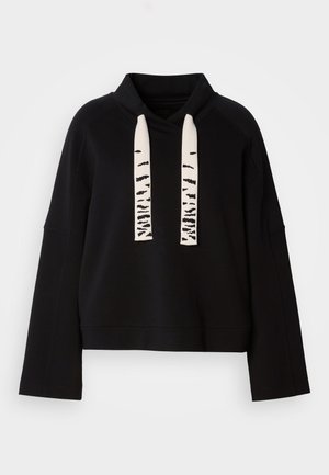 Felpa nera a maniche lunghe con cappuccio, collo alto e ampi cordoncini bianchi con motivi astratti neri.