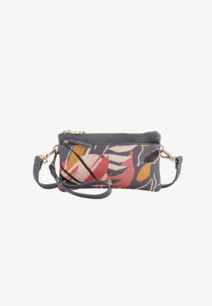 Kleine rechteckige Handgelenktasche mit abstrakten, mehrfarbigen Blattmustern in Grau, Rosa, Rot, Gelb und Schwarz, goldenen Reißverschlüssen und abnehmbarem Trageriemen.