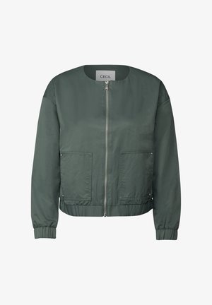 Zielona bomberka z okrągłym dekoltem, zamkiem błyskawicznym z przodu, dwoma kieszeniami na piersi oraz ściągaczami na rękawach. Wykonana z lekkiego materiału o gładkiej fakturze.