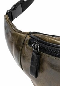 Oliwkowa skórzana torba z teksturowaną powierzchnią, czarnym zamkiem błyskawicznym oraz solidnym paskiem z plastikowymi elementami sprzęgającymi do regulacji długości.