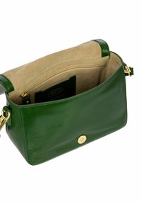 Sac à main en cuir vert avec une texture lisse, des accents de quincaillerie dorée et un intérieur en suède beige clair. Dispose d'une poche zippée à l'intérieur.