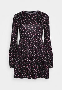 Vestido preto de mangas longas com padrão floral em rosa e verde, apresentando um corpete justo e uma saia de camadas com bainha larga. Textura de tecido suave.