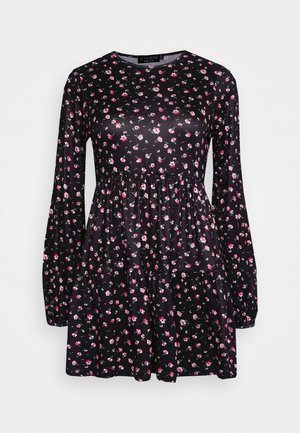 Vestido preto de mangas longas com padrão floral em rosa e verde, apresentando um corpete justo e uma saia de camadas com bainha larga. Textura de tecido suave.