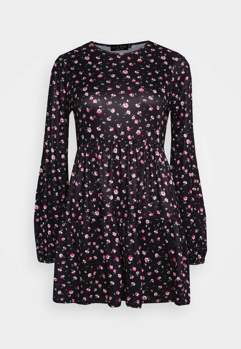 Vestido preto de mangas longas com padrão floral em rosa e verde, apresentando um corpete justo e uma saia de camadas com bainha larga. Textura de tecido suave.