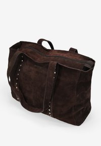 Bolso tote de ante marrón con cierre de cremallera, asas dobles y tachuelas decorativas en los laterales. Acabado texturizado y diseño espacioso.
