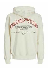 Krämfärgad hoodie med kängurufickor, har stor röd text på baksidan. Materialet verkar mjukt med ribbade muddarna och nederdelen.