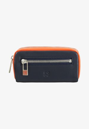 Portafoglio in pelle blu navy e arancione. Dotato di una chiusura con zip argentata e un'etichetta con logo. Texture liscia con forma rettangolare.